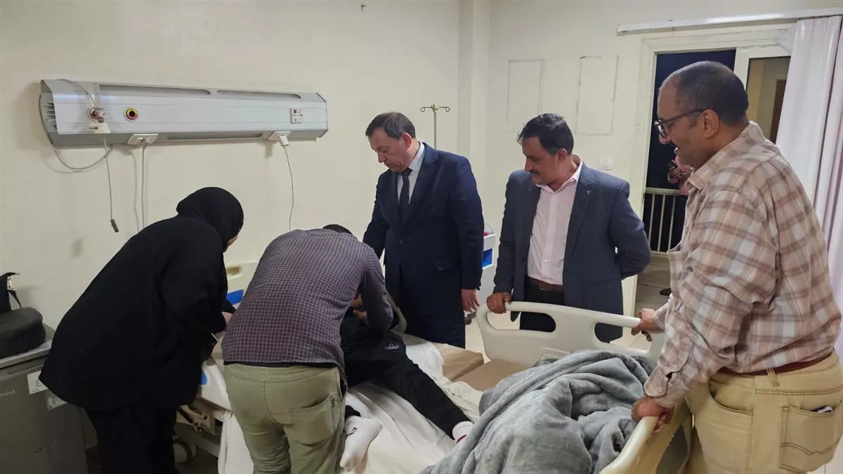 وكيل التعليم ببني سويف يزور الطالب إيهاب أشرف ويطمئن على حالته الصحية