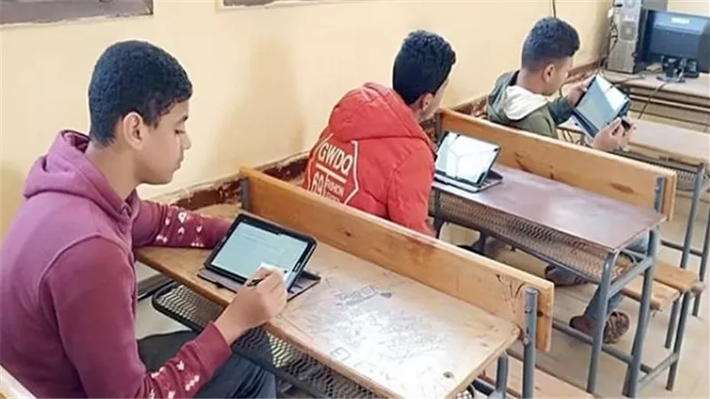 طلاب الصف الأول الثانوي    
