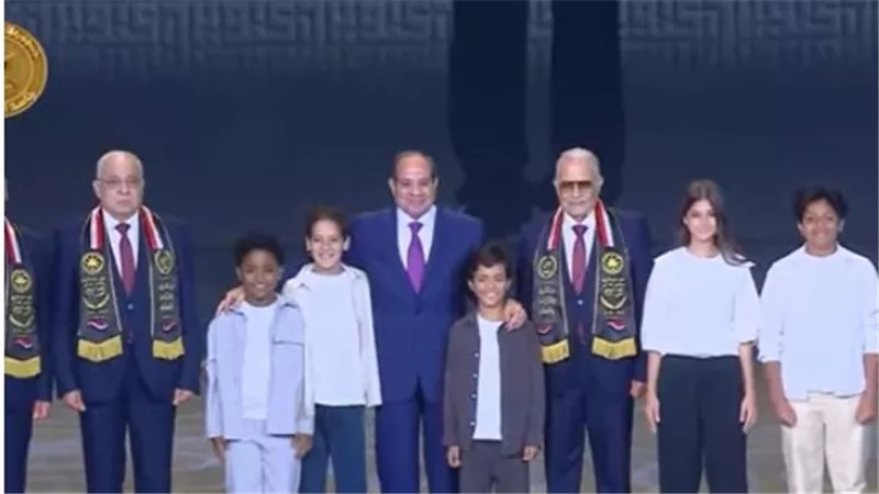 الرئيس السيسي يكرم عددًا من أبطال حرب أكتوبر    