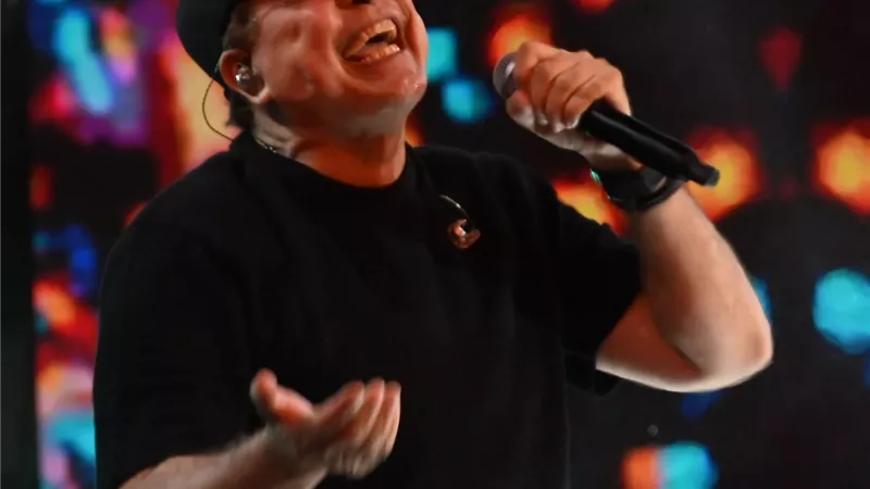 حكيم     