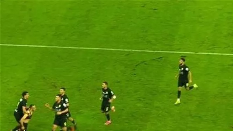 ناصر منسي يبصق على دكة بدلاء الزمالك    