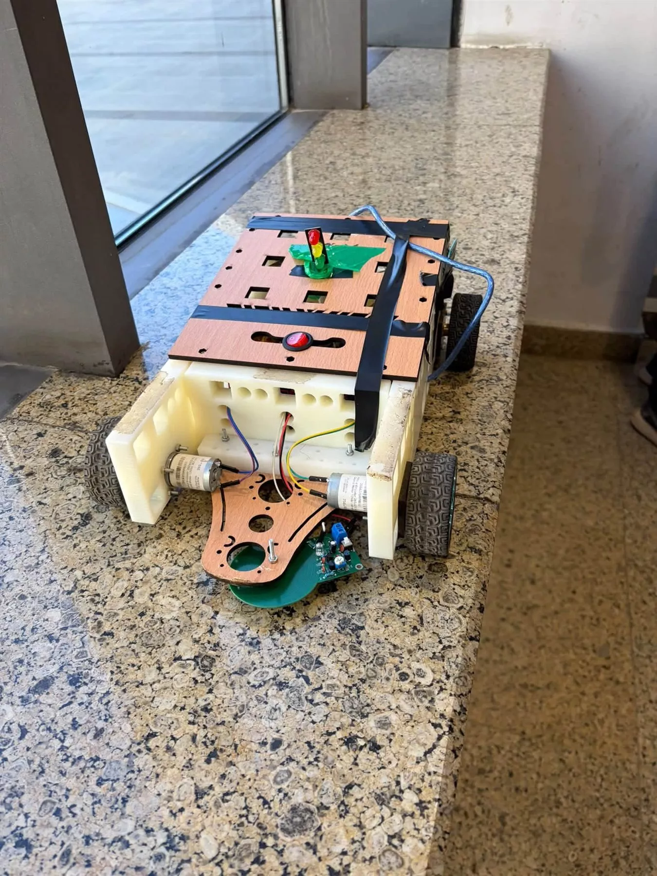 جائزة Best Team Spirit لفريق مدرسة السويدي بـ Minesweeper Robotics