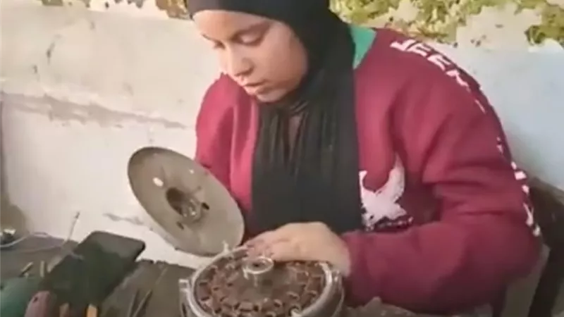 الطالبة التي تعمل في مجال تصليح الأجهزة الكهربائية     