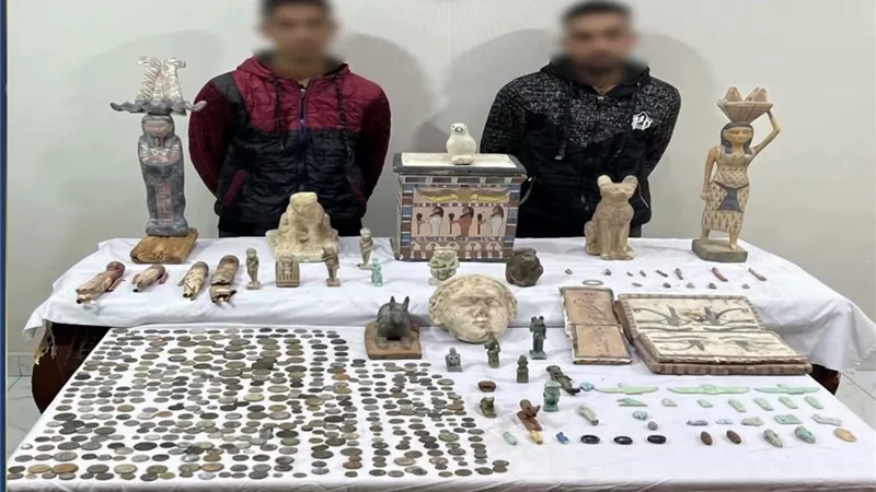 صورة للمتهمين وبحوزتهما المضبوطات     