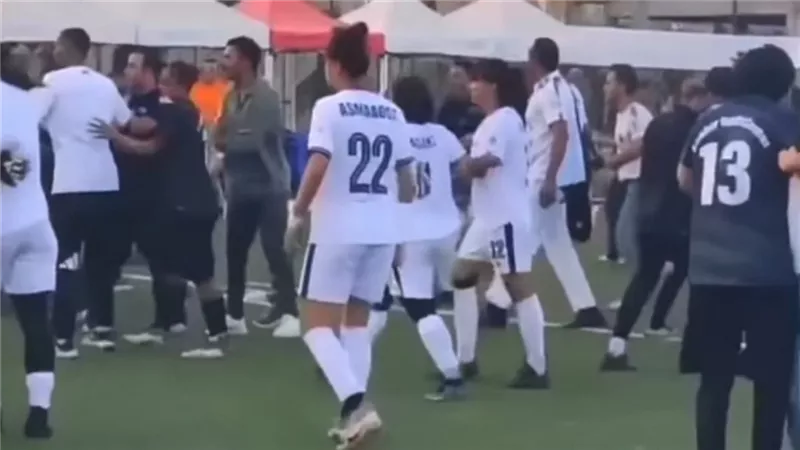 بالأيدي داخل الملعب.. مشاجرة بين لاعبات الزهور ووادي دجلة     
