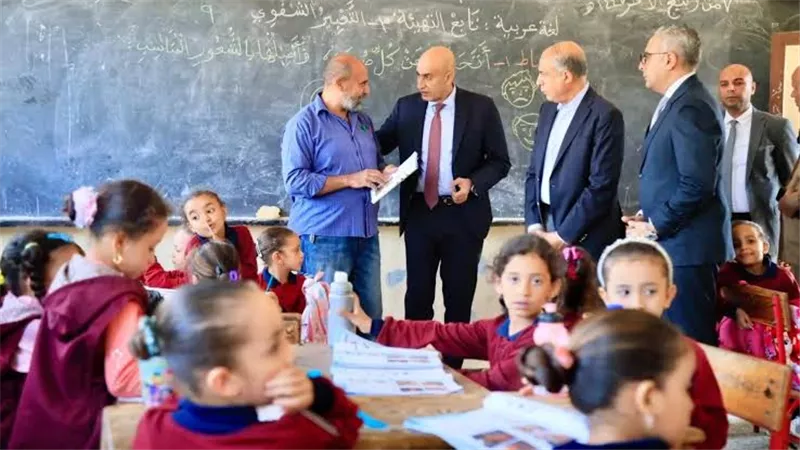 وزير التعليم بجوار معلم بإحدى المدارس     