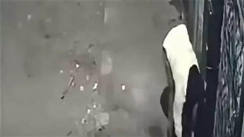 سيدة ملثمة    